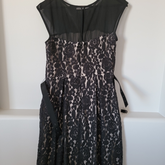 Gabby Skye sleeveless lace overlay black & cream dress with belt. Size 6. - Picture 2 of 2